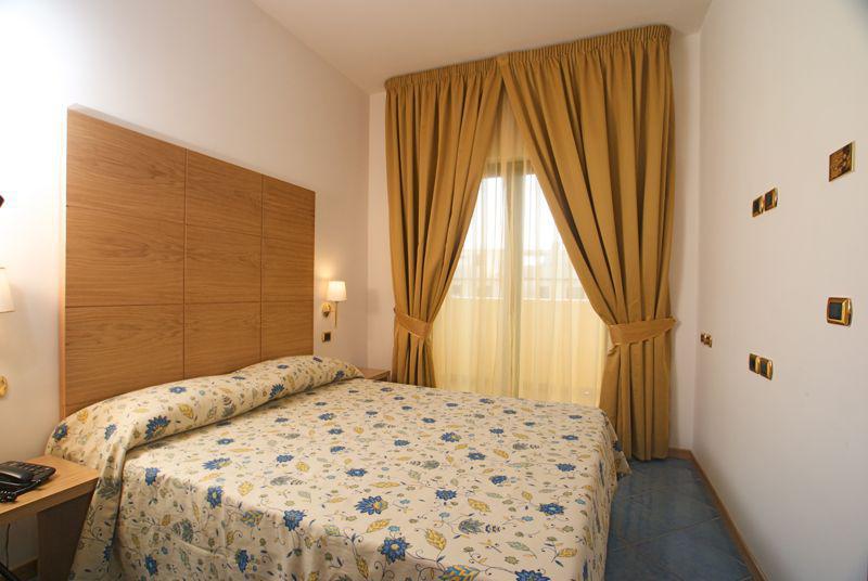 City Hotel Касория Экстерьер фото